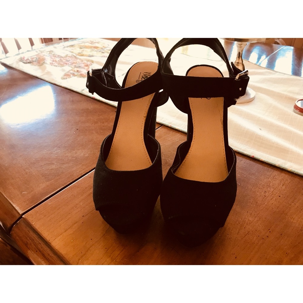 Black pumps